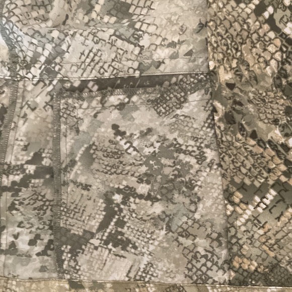 Chico's Zenergy Size 2=Medium Neema
Marissa Python print green & cream vest - Picture 11 of 14